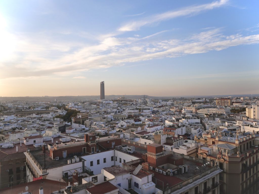 Vista de la ciudad de Sevilla con la torre Pelli al fondo
