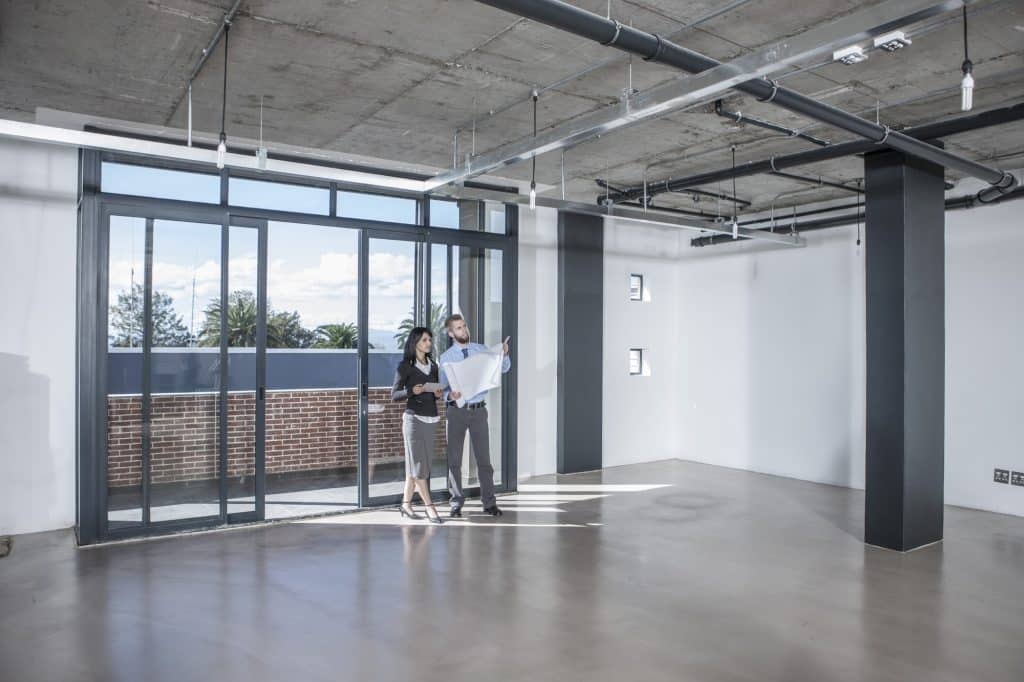 Una pareja visita un local comercial vacío para posible negocio