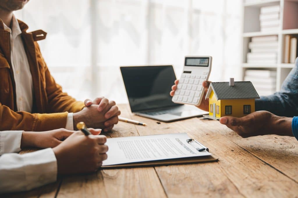 Asesor hipotecario informando a clientes