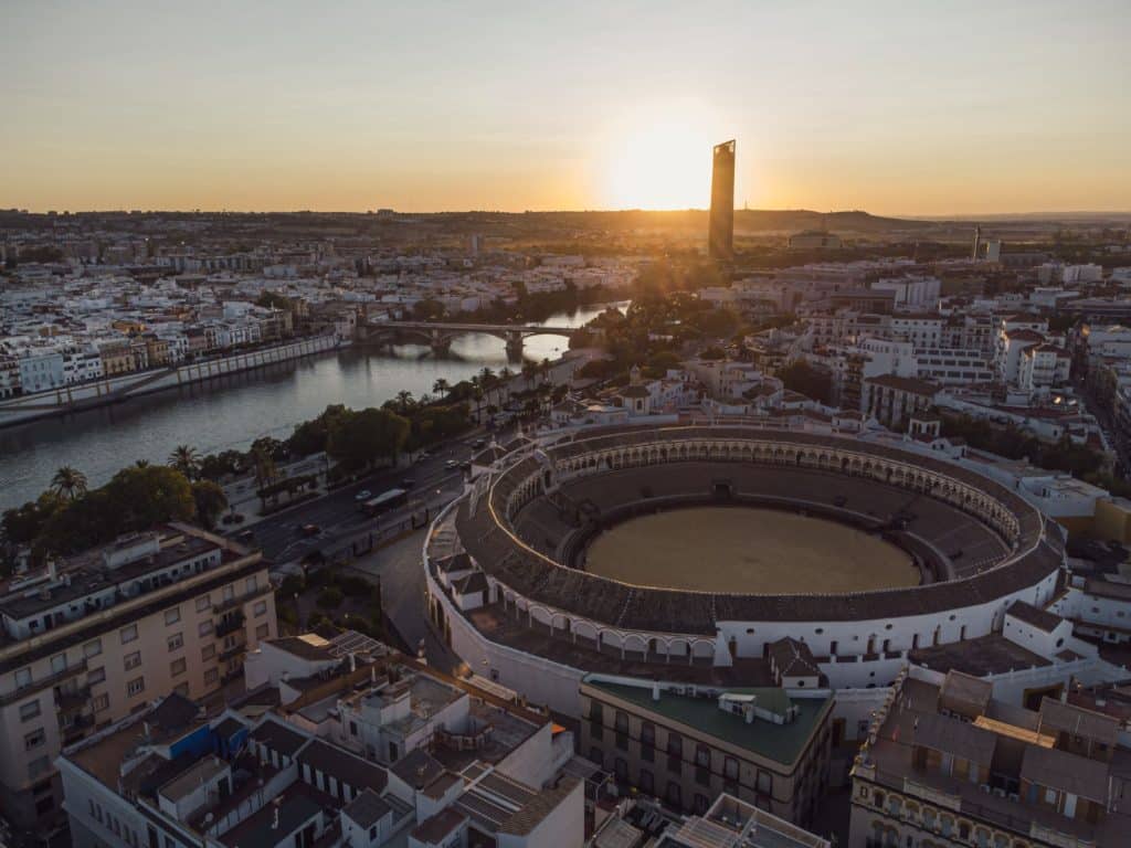 Vista aérea de Sevilla con la Plaza de Toros de la Maestranza y la torre Pelli al fondo