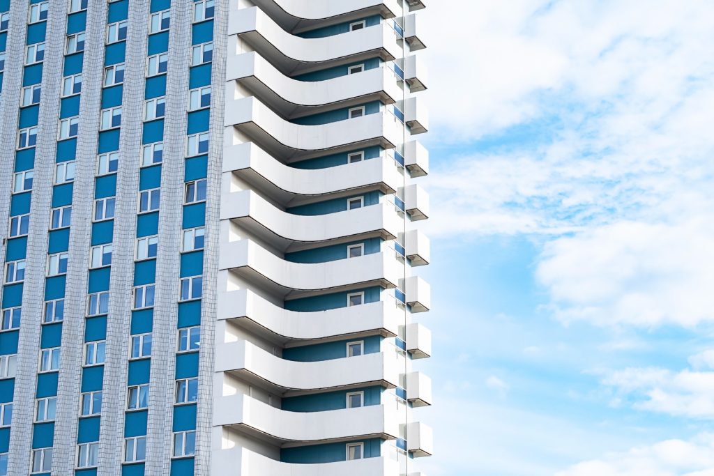 Fachada de edificio moderno.